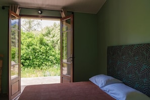 3 habitaciones, tabla de planchar con plancha y cuna de viaje 