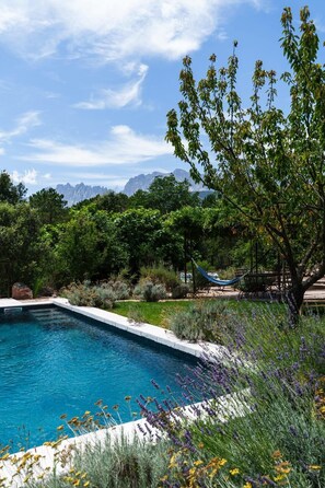 Outdoor pool - Maison Avec Piscine au Cœur de la Nature. Vue sur les Aiguilles de Bavella (Sari solenzara)