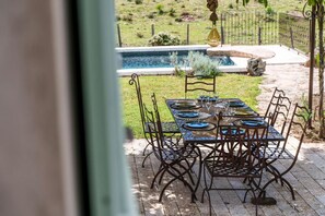 Outdoor dining - Maison Avec Piscine au Cœur de la Nature. Vue sur les Aiguilles de Bavella (Sari solenzara)