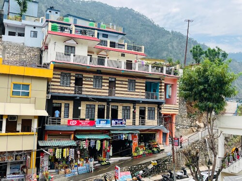 Goroomgo Girish Alay Homestay Uttarakhand