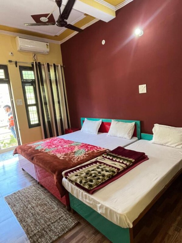 Habitación triple Deluxe | Wifi gratis y ropa de cama 