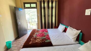 Deluxe Quadruple Room | Free WiFi, bed sheets