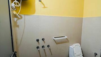 Shower, rainfall showerhead, free toiletries, towels