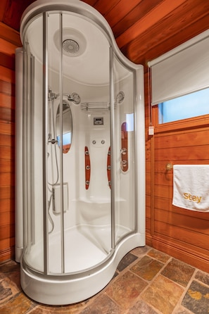 Deluxe Cottage | Bathroom | Separate bathtub and shower, hair dryer, towels - StayAU 4BR Spacious Nature Retreat (Badger Creek)