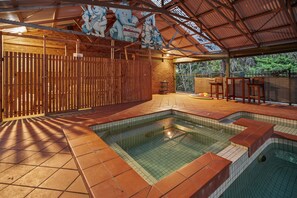 Seasonal outdoor pool - StayAU 4BR Spacious Nature Retreat (Badger Creek)