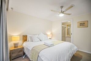4 bedrooms, iron/ironing board - StayAU 4BR Spacious Nature Retreat (Badger Creek)