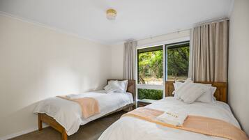 4 bedrooms, iron/ironing board