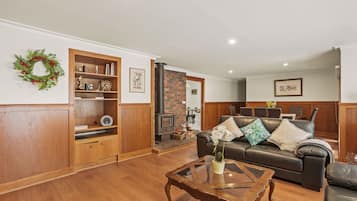 Deluxe Cottage | Living room | 50-inch LED TV with cable channels, fireplace, iPod dock