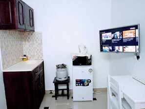 Estudio Business | Cocina privada | Frigorífico y utensilios de cocina