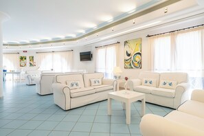 Coin salon dans le hall