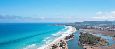 Una spiaggia nelle vicinanze, sabbia bianca