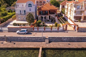 Familienhaus, Mehrere Schlafzimmer, Meerseite (Seafront Haven Darka) | Aussenbereich