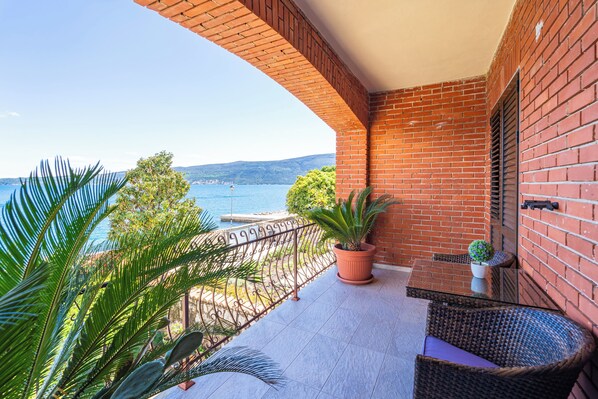 Familienhaus, Mehrere Schlafzimmer, Meerseite (Seafront Haven Darka) | Terrasse/Patio