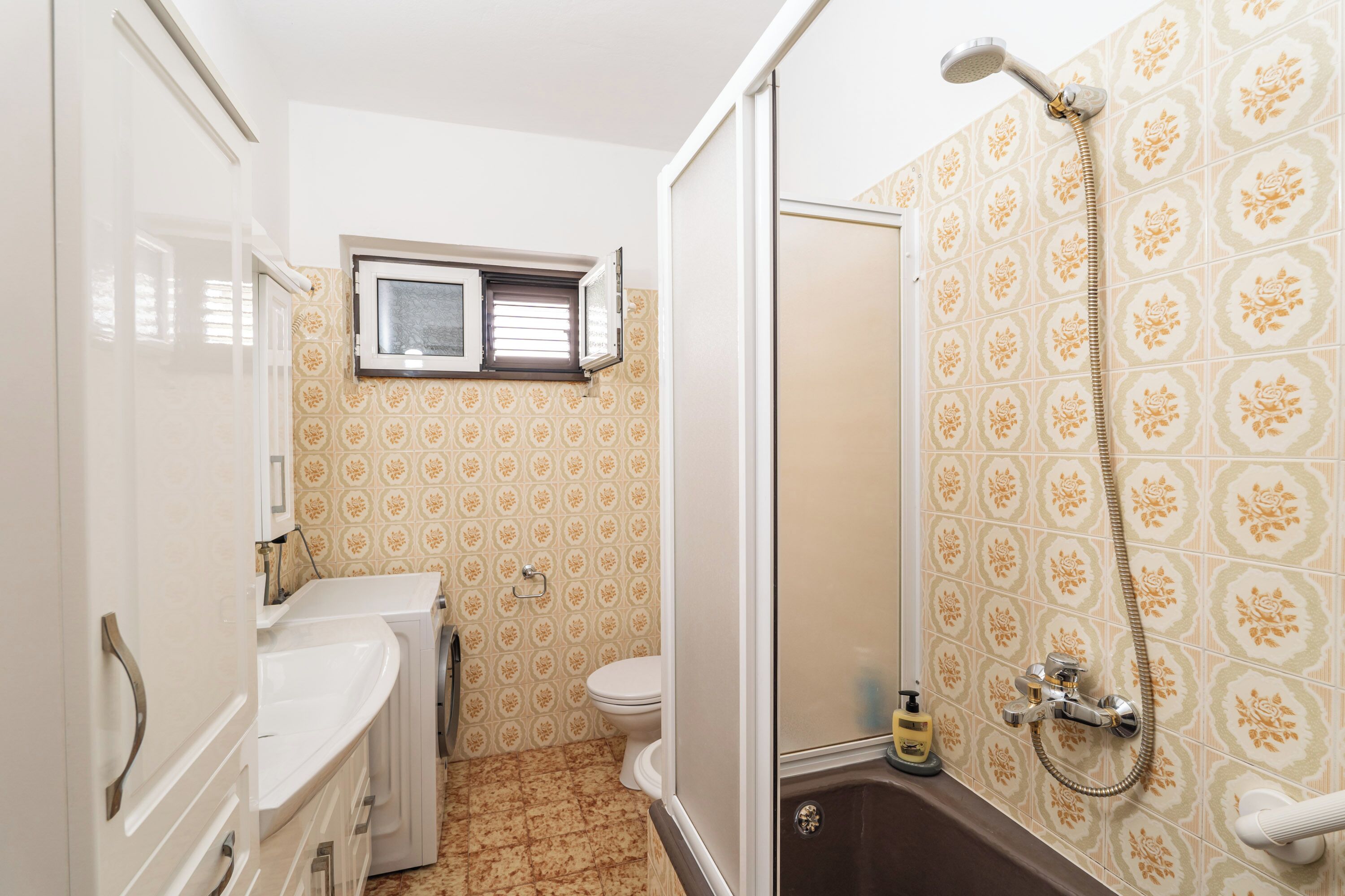 Rumah Keluarga, beberapa kamar, menghadap laut (Seafront Haven Darka) | Kamar mandi | Shower, pengering rambut, kloset, dan handuk