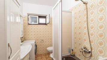 Rumah Keluarga, beberapa kamar, menghadap laut (Seafront Haven Darka) | Kamar mandi | Shower, pengering rambut, kloset, dan handuk