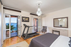 3 bedrooms, iron/ironing board, free WiFi, bed sheets - Seafront Haven Darka (Bijela)