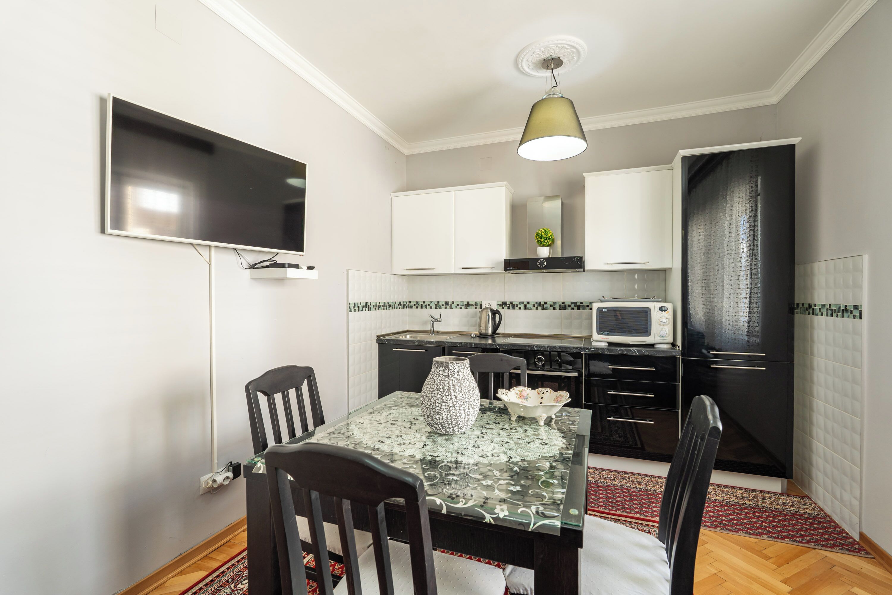 Rumah Keluarga, beberapa kamar, menghadap laut (Seafront Haven Darka) | Dapur pribadi | Lemari es, microwave, oven, dan kompor