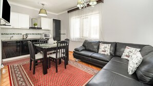 Familiehus, 3 soverom, balkong, sjøvendt (Seafront Haven Darka Beach & Garden) | Oppholdsområde