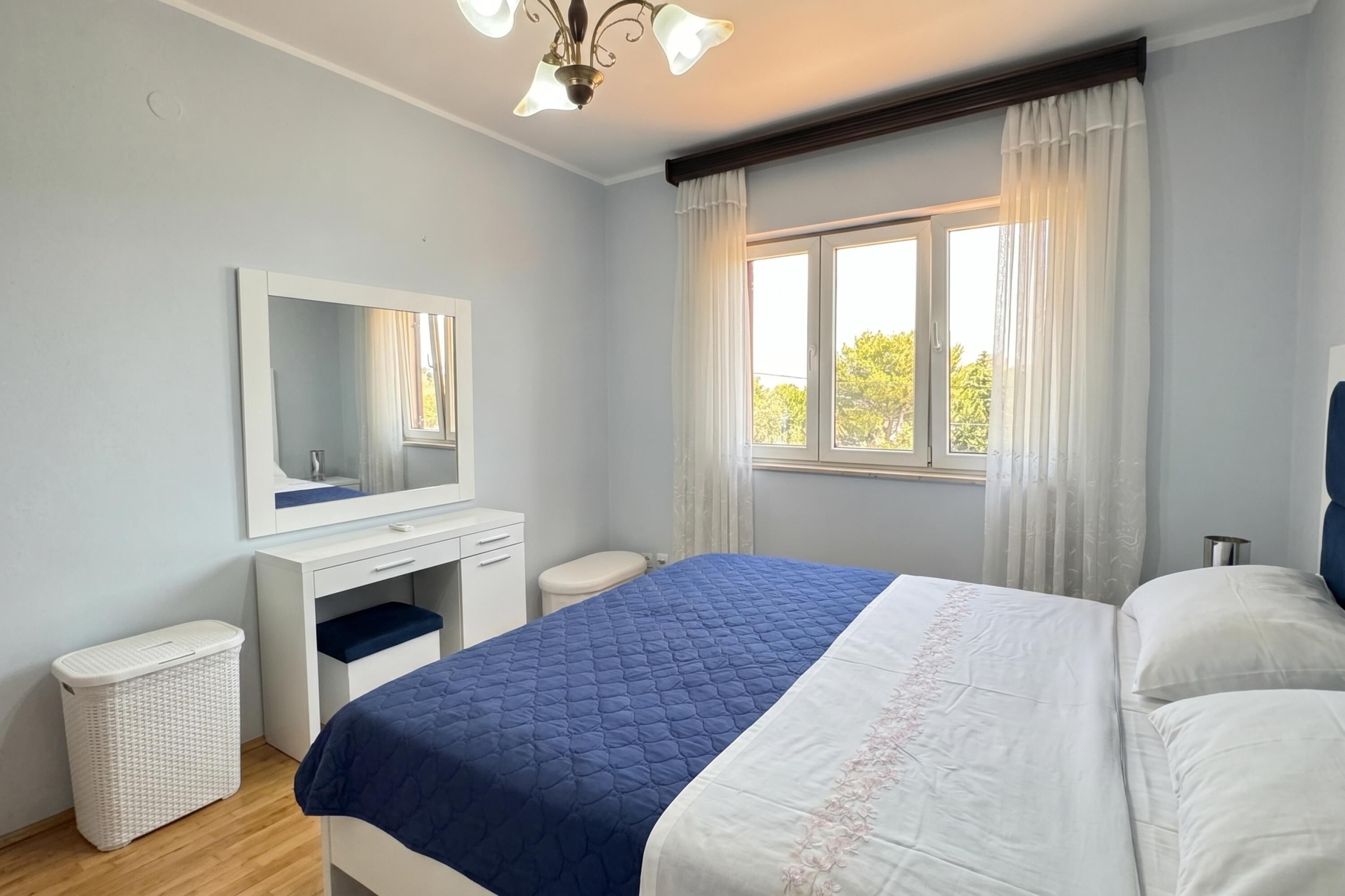 Rumah Keluarga, beberapa kamar, menghadap laut (Seafront Haven Darka) | 3 kamar tidur, setrika/meja setrika, Wi-Fi gratis, dan seprai linen