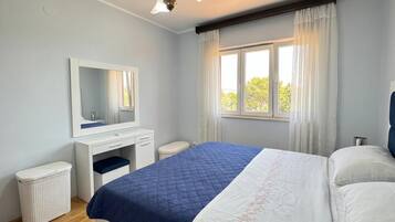 Rumah Keluarga, beberapa kamar, menghadap laut (Seafront Haven Darka) | 3 kamar tidur, setrika/meja setrika, Wi-Fi gratis, dan seprai linen