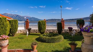 Familiehus, 3 soverom, balkong, sjøvendt (Seafront Haven Darka Beach & Garden) | Overnattingsstedets uteområder