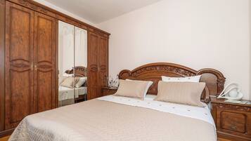 3 bedrooms, iron/ironing board, free WiFi, bed sheets