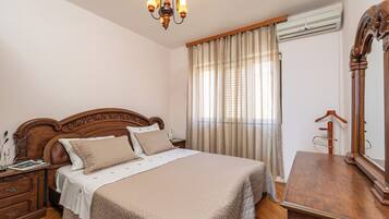 3 bedrooms, iron/ironing board, free WiFi, bed sheets