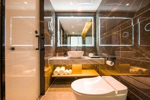 Een douche, een hydromassagedouche, gratis toiletartikelen