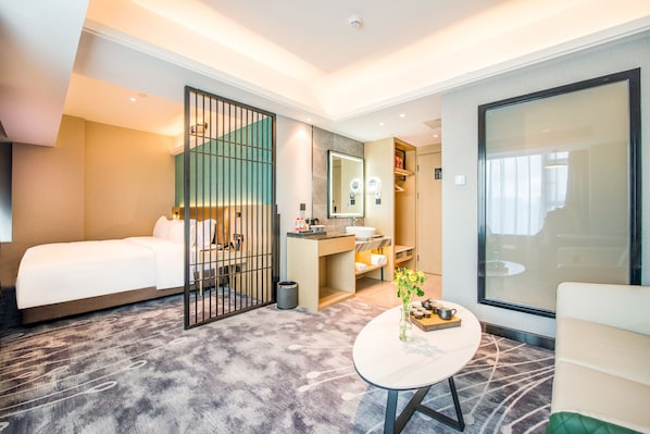 Executive Room | Hypo-allergenic bedding, down comforters, free minibar, desk