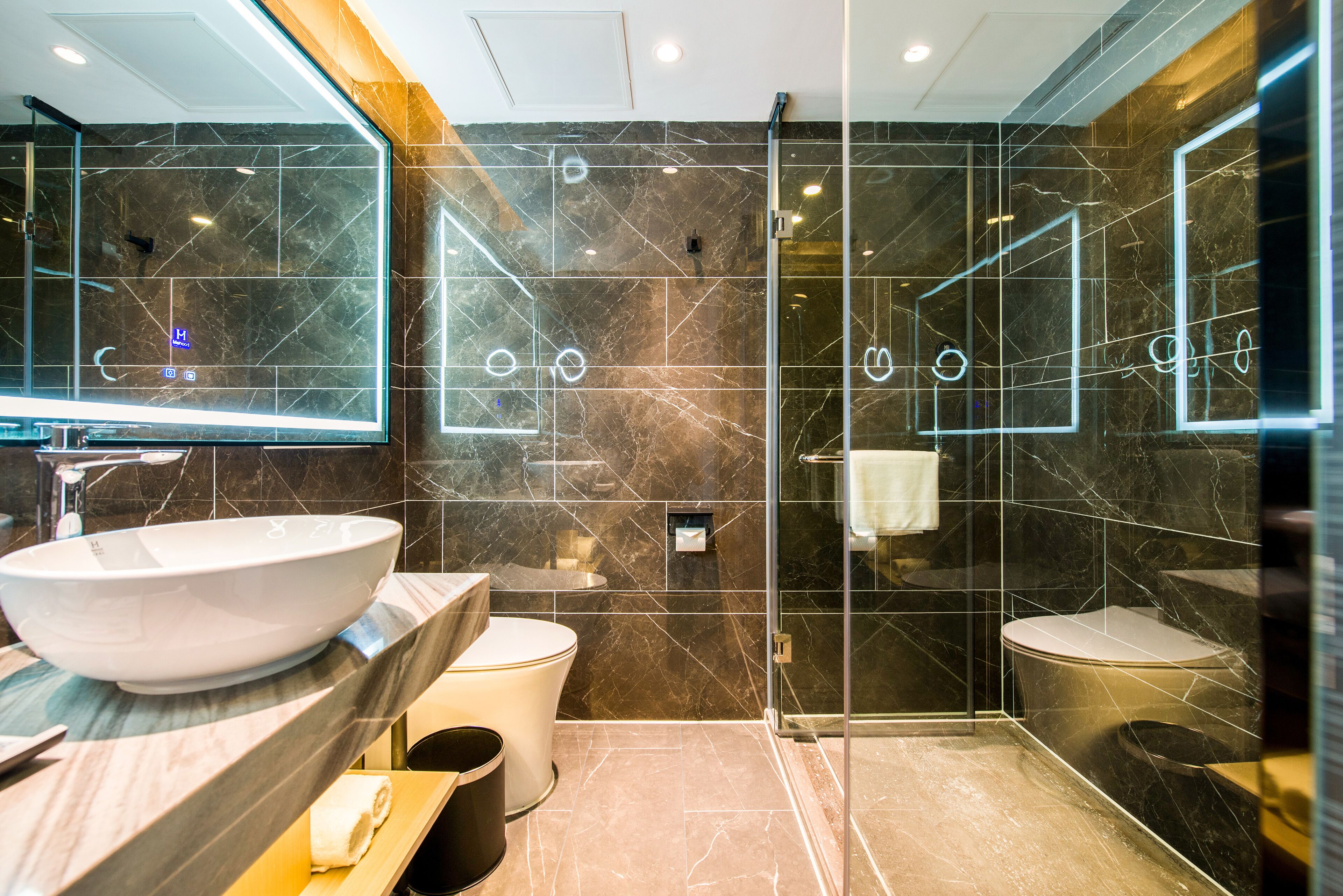 Quarto solteiro empresarial | Banheiro | Chuveiro, ducha de hidromassagem, produtos de toalete grátis 