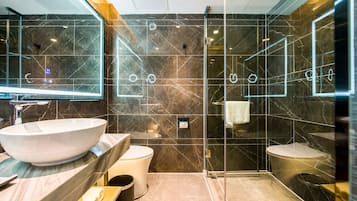 Quarto solteiro empresarial | Banheiro | Chuveiro, ducha de hidromassagem, produtos de toalete grátis