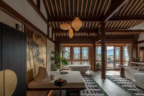 Ropa de cama de alta calidad y minibar con artículos gratuitos