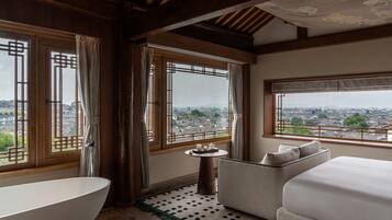 Sengetøy av topp kvalitet, minibar (inkludert) og safe på rommet