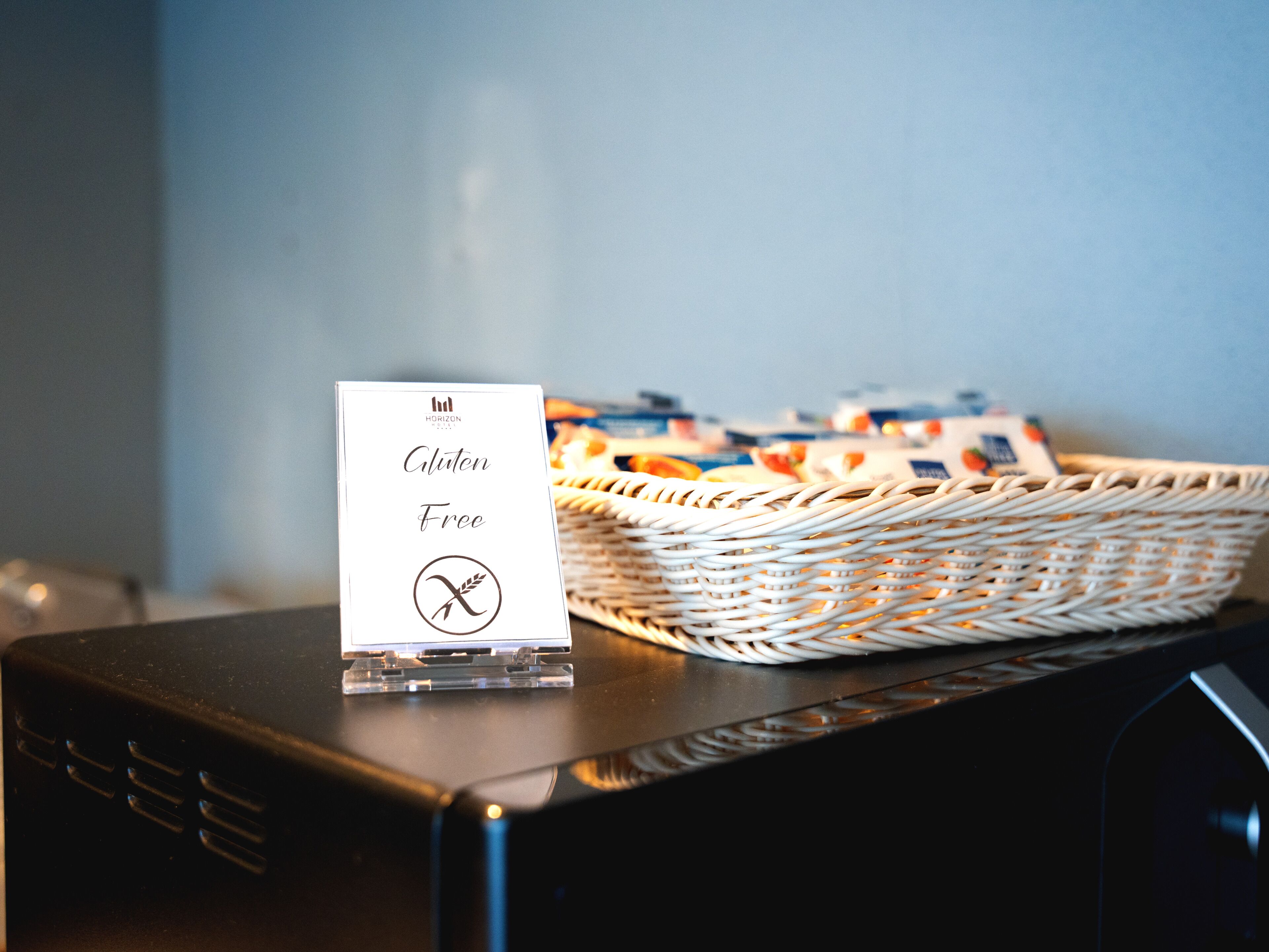 Une affiche sur le comptoir indiquant les options sans gluten.