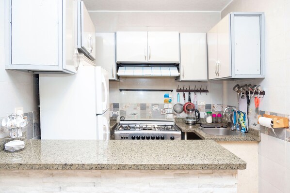 Peti sejuk, ketuhar gelombang mikro, ketuhar, dapur