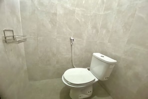 Deluxe Double Room | Bathroom | Shower, towels, soap