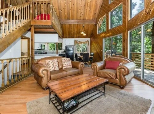 Lake cabin w/ big pines close to lake and village