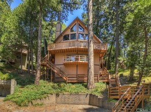 Exterior - Lake cabin w/ big pines close to lake and village (Lake Arrowhead)