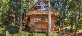 Lake cabin w/ big pines close to lake and village