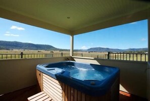Outdoor spa tub - Maranda Country Estate - 5 Bedroom House with Spa & Pool (Broke)