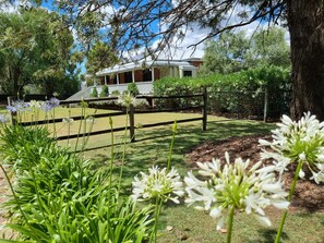 Property grounds - Maranda Country Estate - 5 Bedroom House with Spa & Pool (Broke)