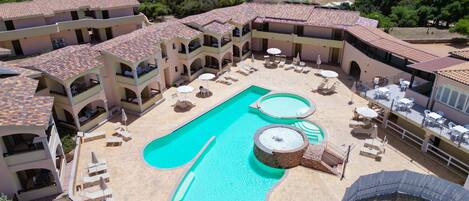 Outdoor pool, pool umbrellas, sun loungers