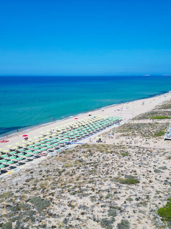 Spiaggia privata, sabbia bianca, lettini da mare, ombrelloni