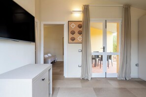 In-room safe, bed sheets - Mimose Beach Village (Badesi)