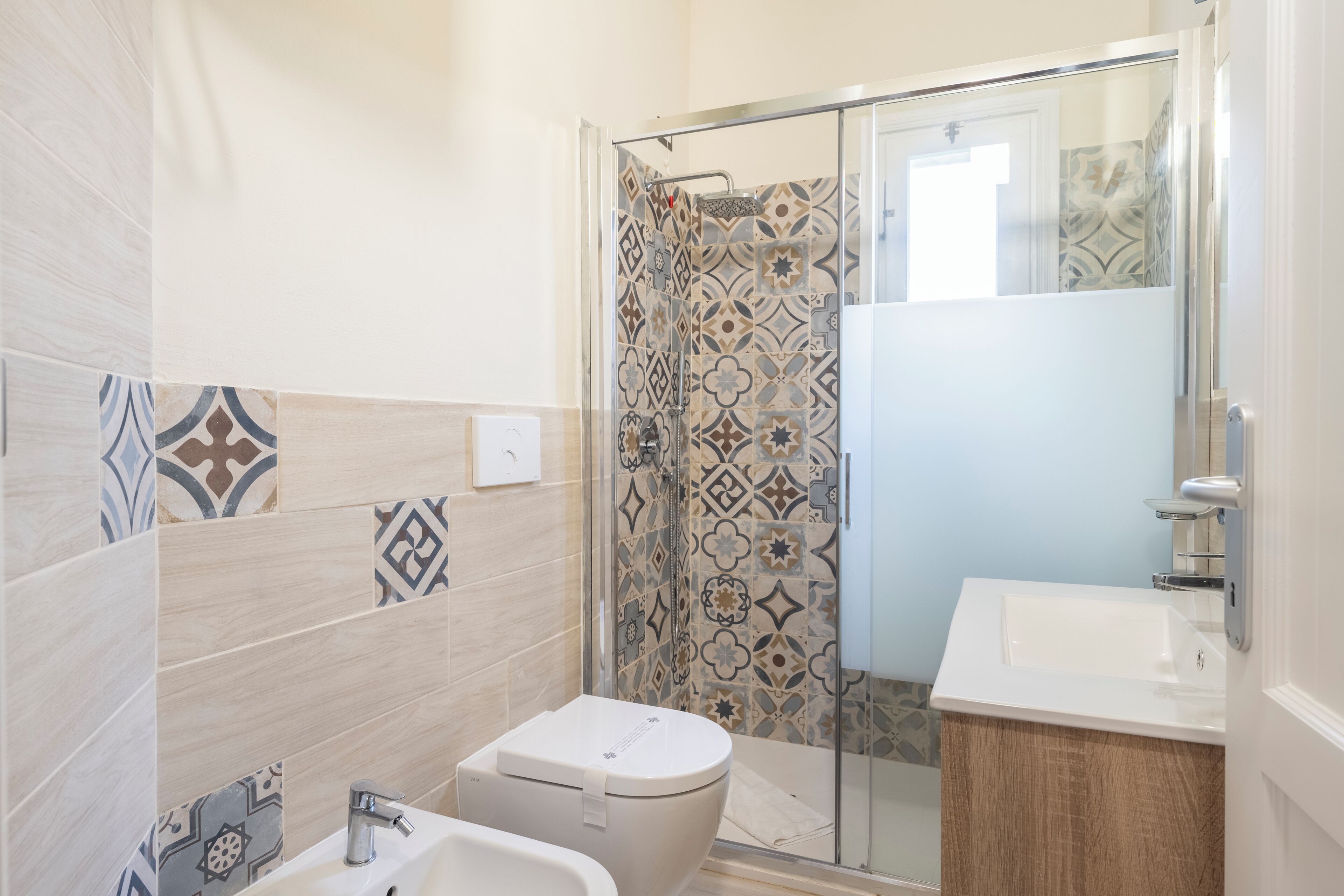 Ein Badezimmer mit Dusche, Toilette und Waschbecken.