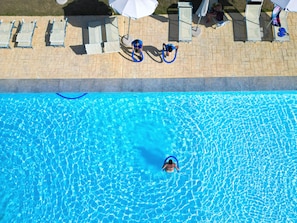 Piscina externa, guarda-sóis, espreguiçadeiras