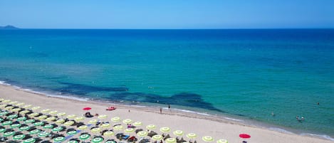 Privatstrand, weißer Sandstrand, Liegestühle, Sonnenschirme