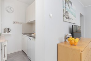 Microwave, oven, dishwasher, coffee/tea maker