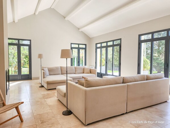 TV, fireplace - Superbe Maison Proche Deauville, 13 à 15 Personnes, Grand Terrain, Wifi (Canapville)