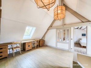 6 bedrooms, iron/ironing board, free WiFi, bed sheets